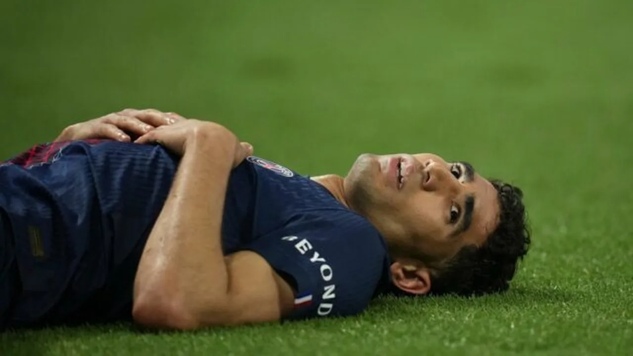Achraf Hakimi com a camisa do PSG saindo de campo com dores na coxa direita durante partida da Champions League