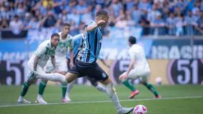 Três pênaltis perdidos por Carlos Vinícius revelam crise técnica e mental