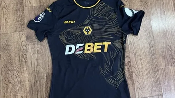 Adam Armstrong, atacante do Wolverhampton Wanderers com a camisa 9, em ação pela Premier League
