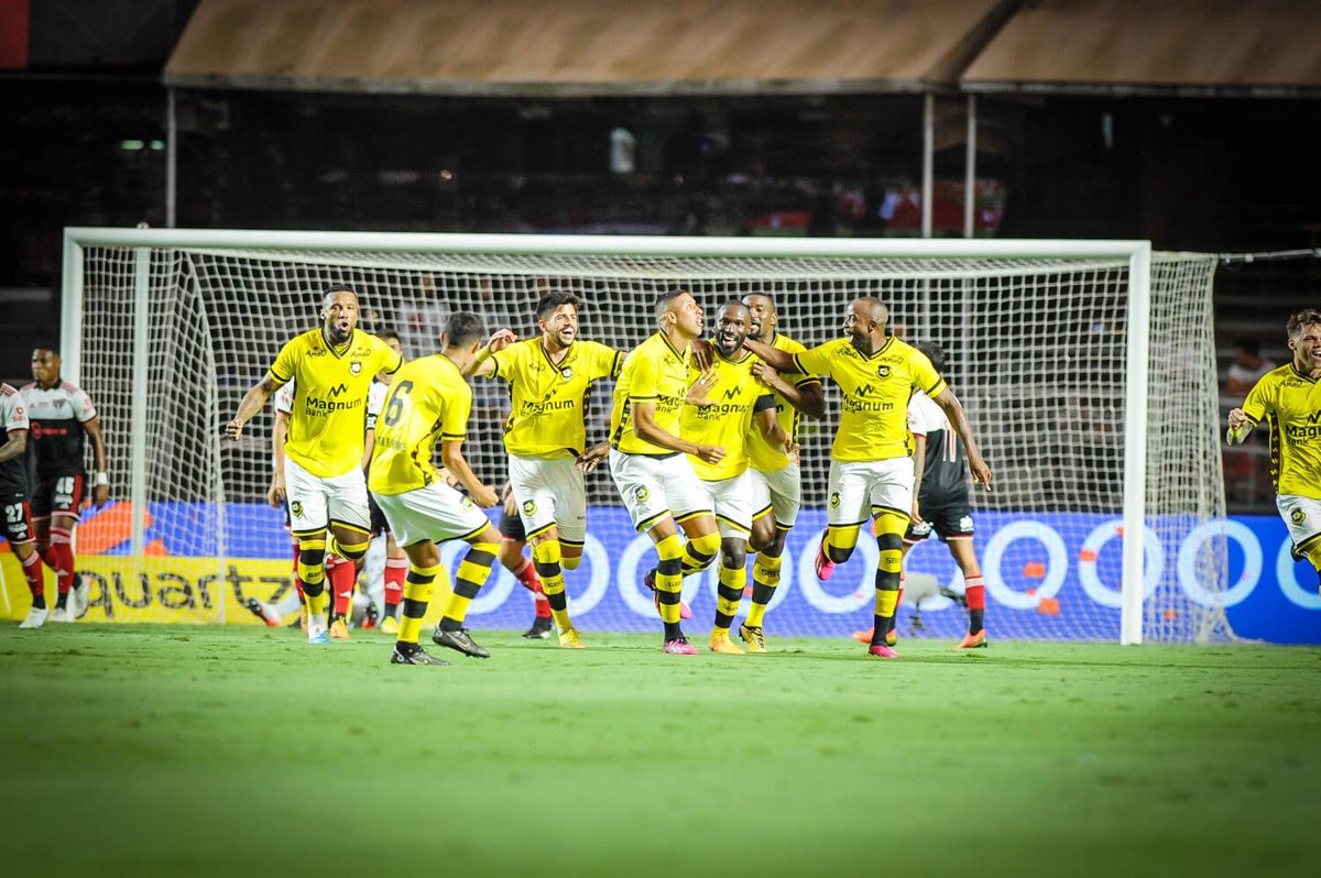 O peso financeiro do vácuo no peito da camisa Vasco sem patrocinador máster enqu