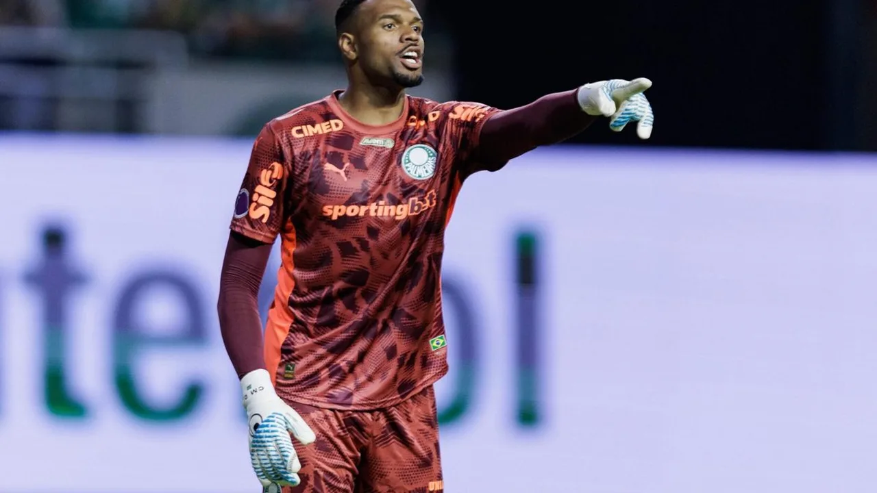 Carlos Miguel, goleiro do Palmeiras, observa a bola entrar após desvio no La Nueva Olla em Assunção