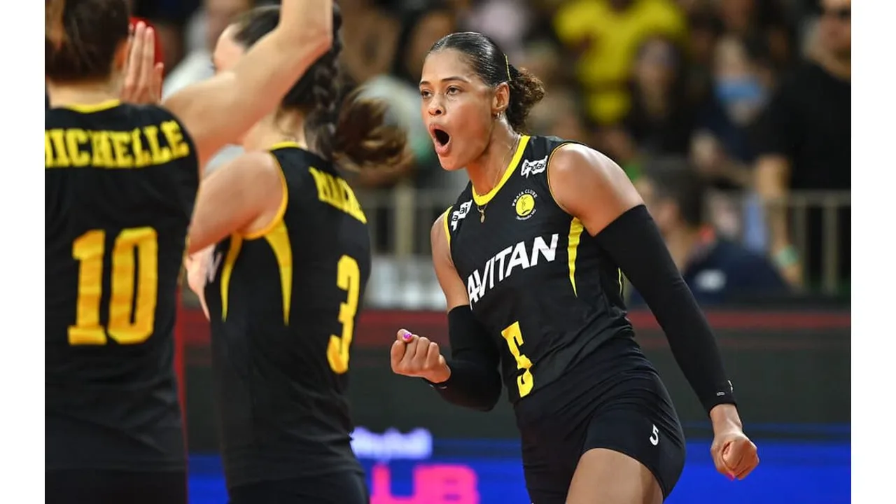 Jogadoras de vôlei feminino em disputa de bola durante final da Superliga entre Minas e Praia Clube