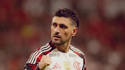 Lesão de Arrascaeta no ombro deixa Flamengo em alerta antes do clássico