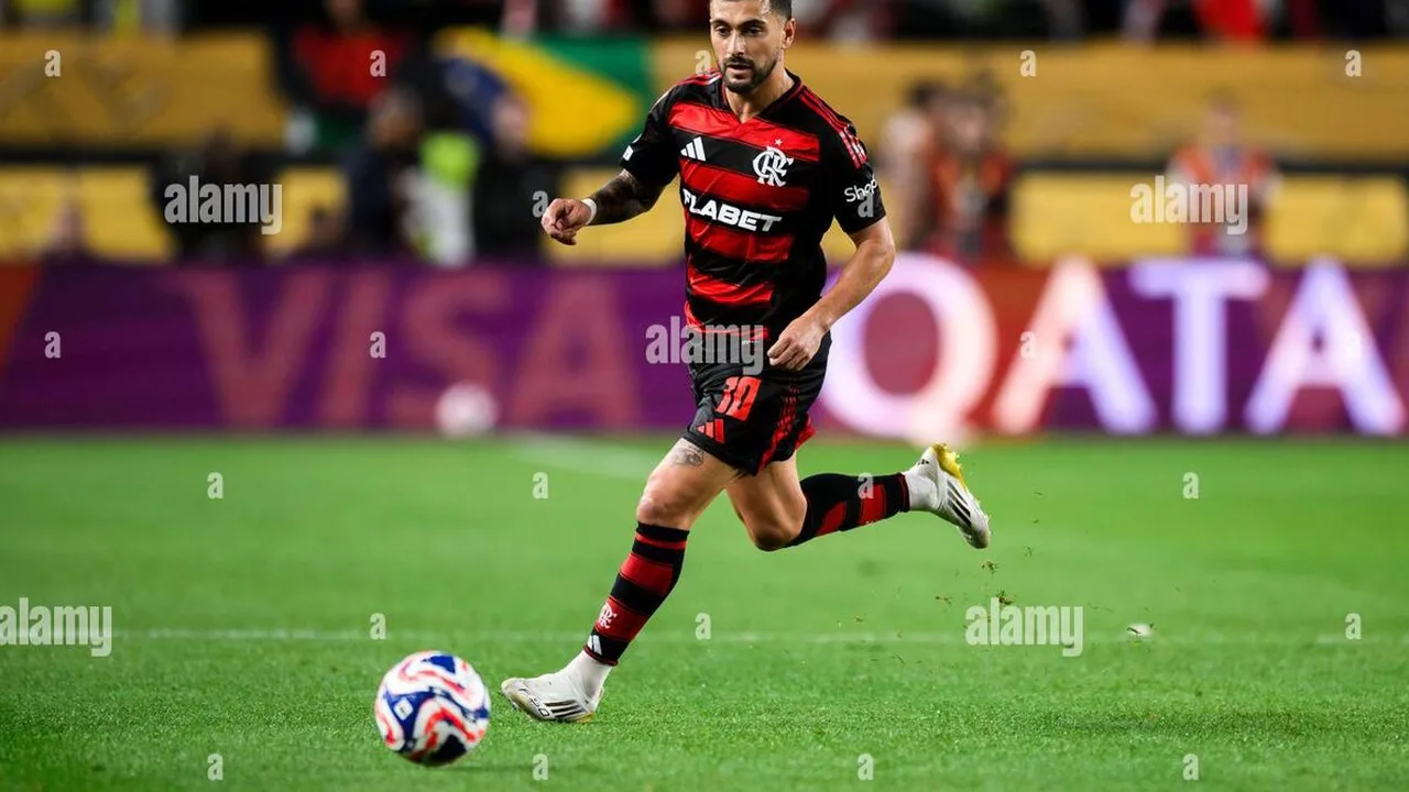 Jogadores do Flamengo reclamam com árbitro Piero Maza durante partida contra Estudiantes em La Plata