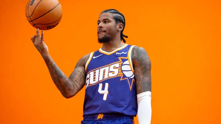 Jalen Green, guard número 4 do Phoenix Suns, em ação durante partida da NBA