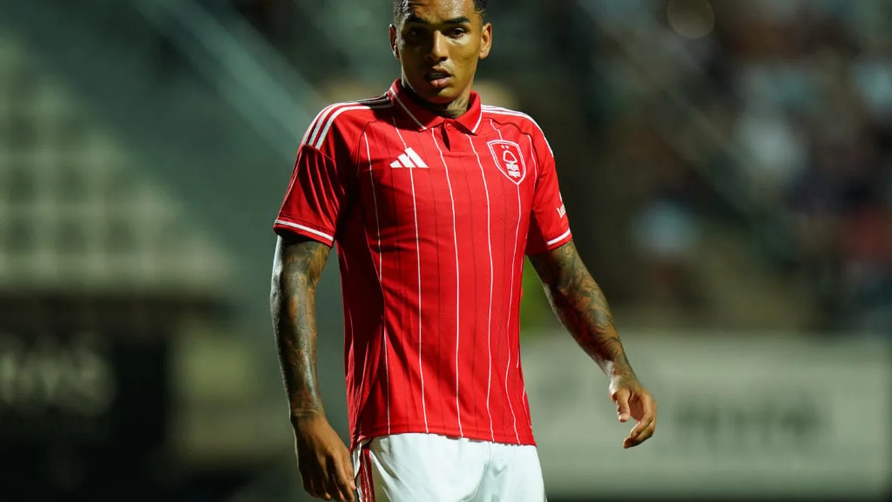 Igor Jesus comemorando gol pelo Nottingham Forest na Europa League, City Ground ao fundo