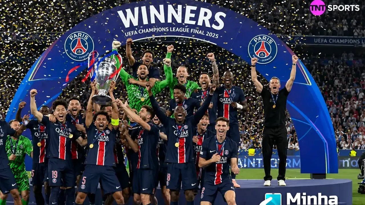 Logo da Champions League com símbolos das emissoras TNT Sports, Globo e CazéTV ao fundo