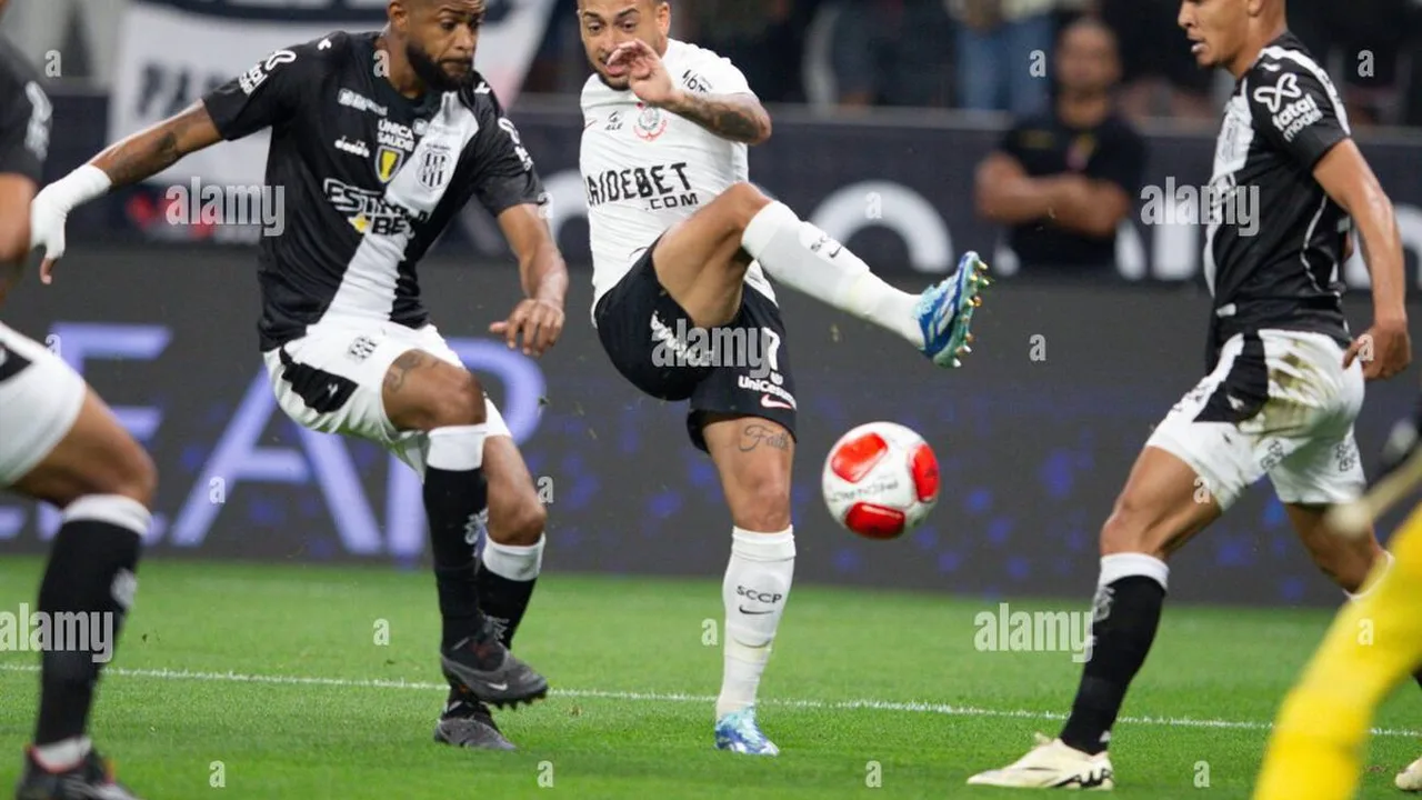 Memphis Depay com a camisa do Corinthians em campo na Neo Química Arena durante partida da Libertadores