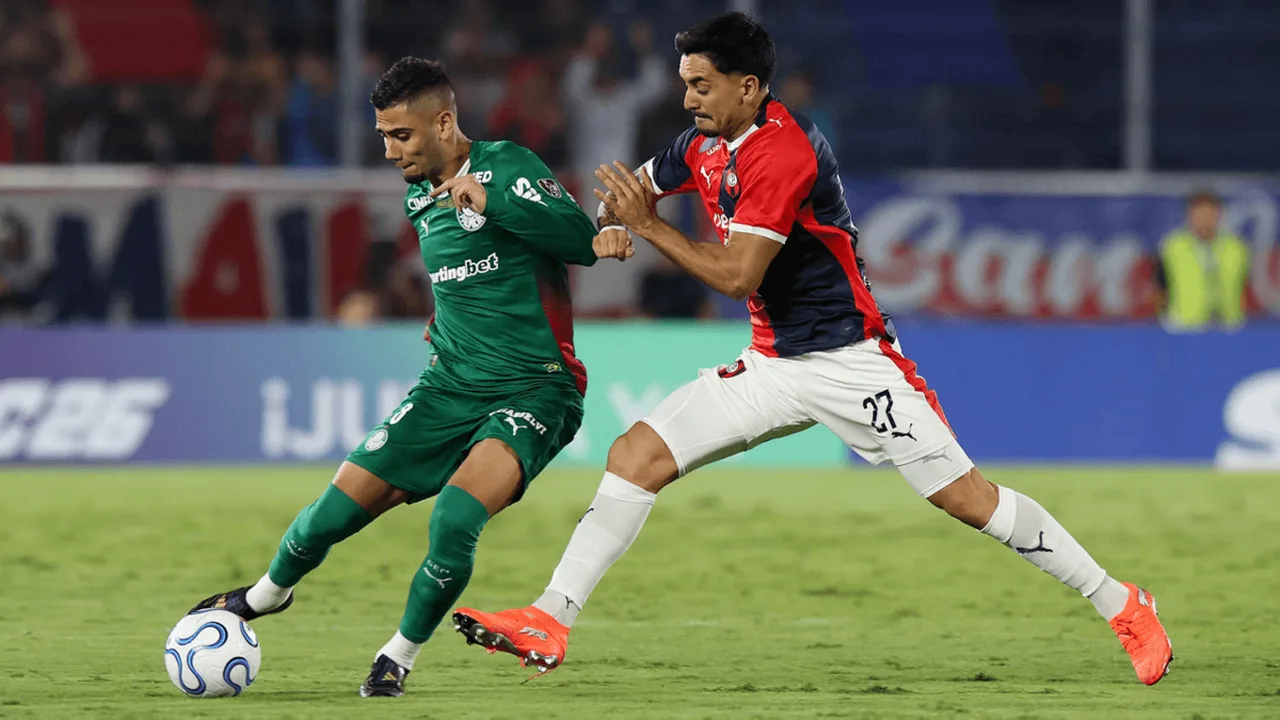 Abel Ferreira gesticula na beira do campo durante partida do Palmeiras pela Copa Libertadores