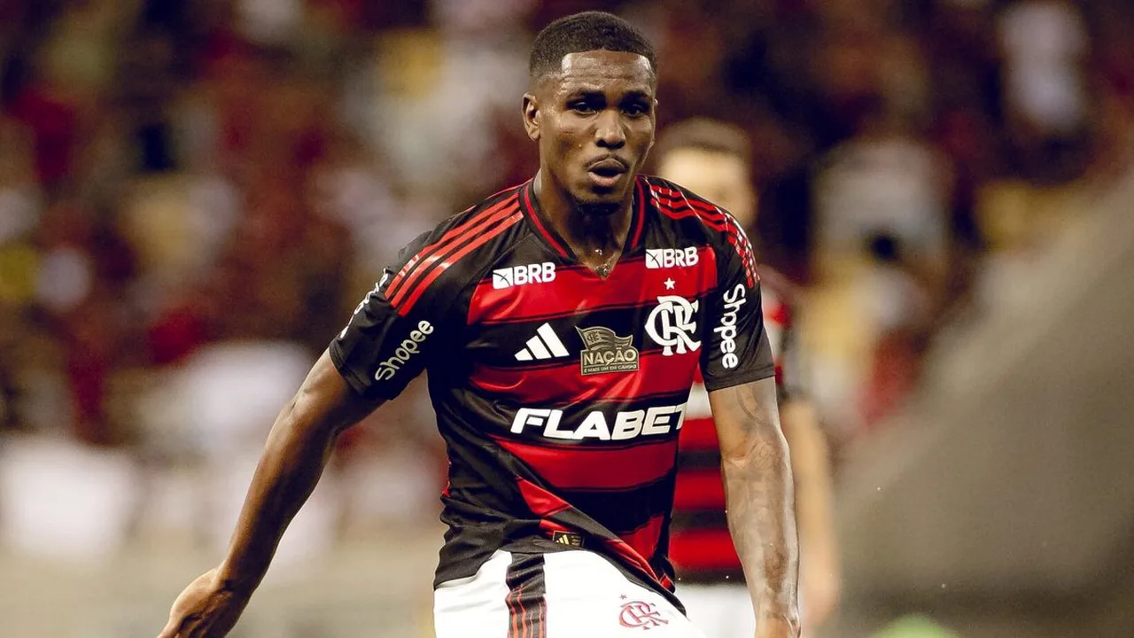 Evertton Araújo com a camisa do Flamengo disputando bola no meio-campo durante partida no Maracanã