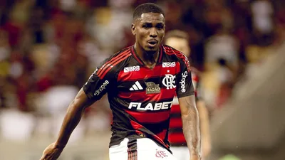 Evertton Araújo deixou de ser alternativa e agora ameaça Pulgar no Flamengo