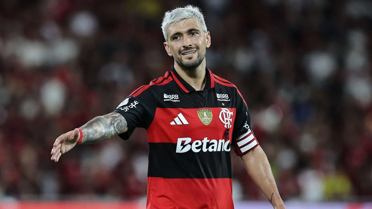 Arrascaeta com a mão no ombro após se machucar em partida do Flamengo pela Libertadores