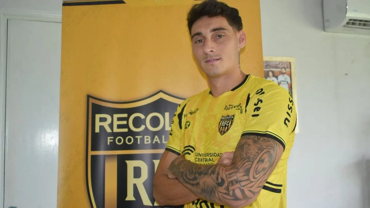 Alexander Franco, meia do Deportivo Recoleta, com a camisa 38 durante partida da Copa Sudamericana
