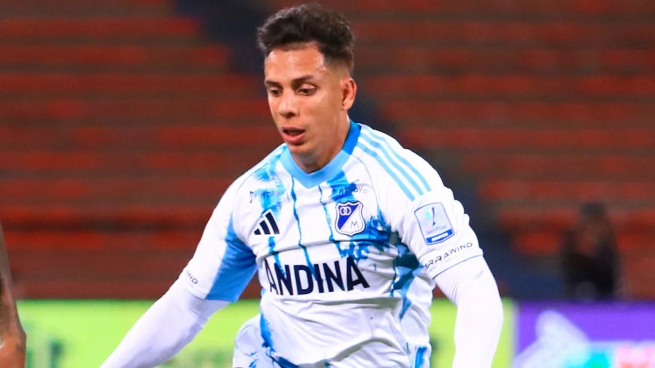 Álex Castro, atacante espanhol do Millonarios, em ação durante partida da Copa Sudamericana