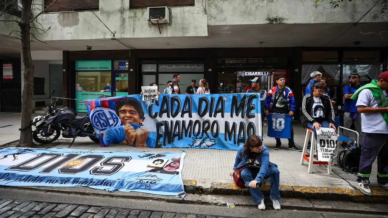 Verónica Ojeda em tribunal argentino durante julgamento pela morte de Diego Maradona em Buenos Aires