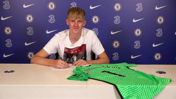 T. Sharman-Lowe, goleiro do Chelsea com a camisa 28, em posição de defesa durante partida