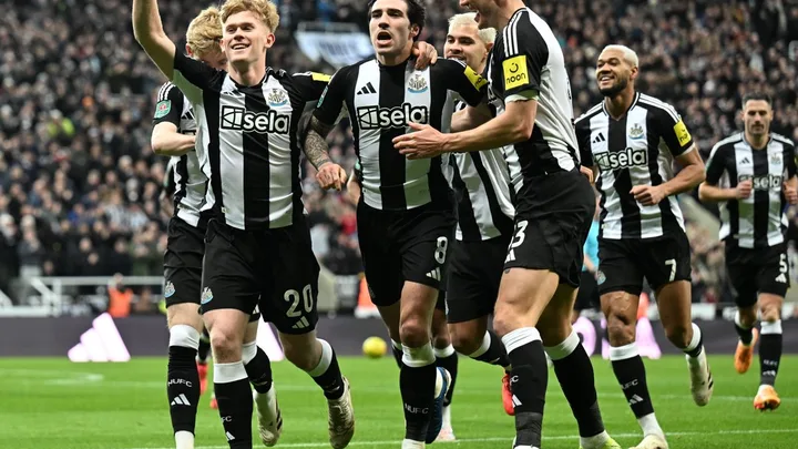 Carter Wendell, goleiro norte-americano do Newcastle United, com 192 cm e camisa 26, em ação na Premier League
