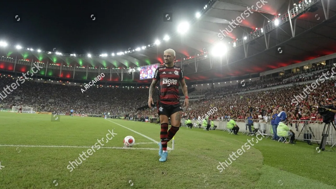 Arrascaeta sendo atendido no gramado do Estádio Jorge Luis Hirschi em La Plata após fratura na clavícula