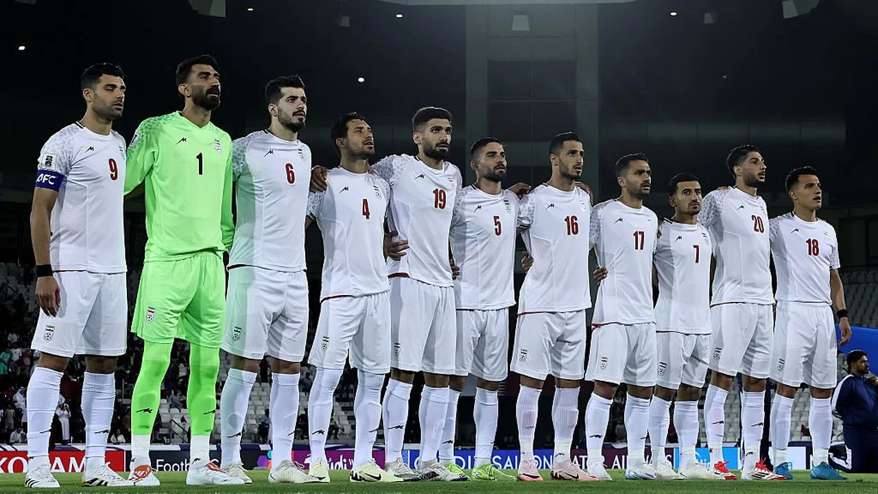 Bandeira do Irã em estádio de futebol com torcedores nas arquibancadas durante partida da Copa do Mundo