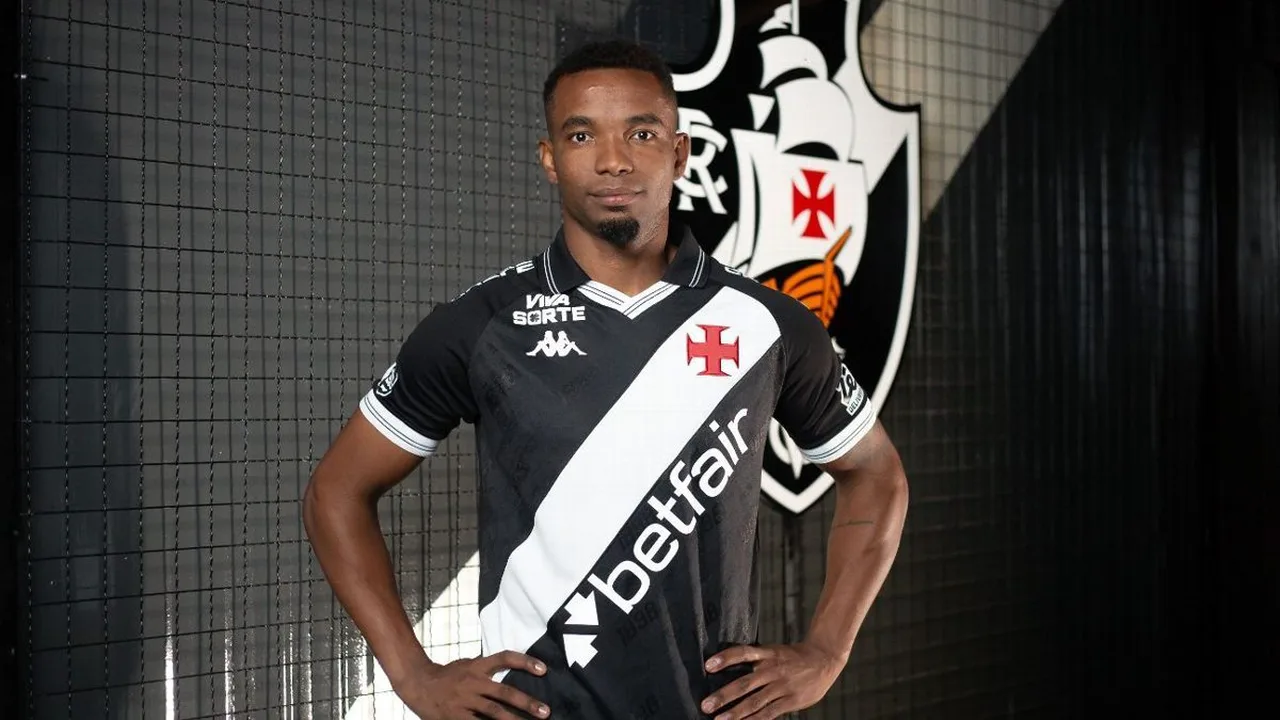 Jogadores do Vasco em campo durante partida noturna em São Januário pela Copa Sul-Americana