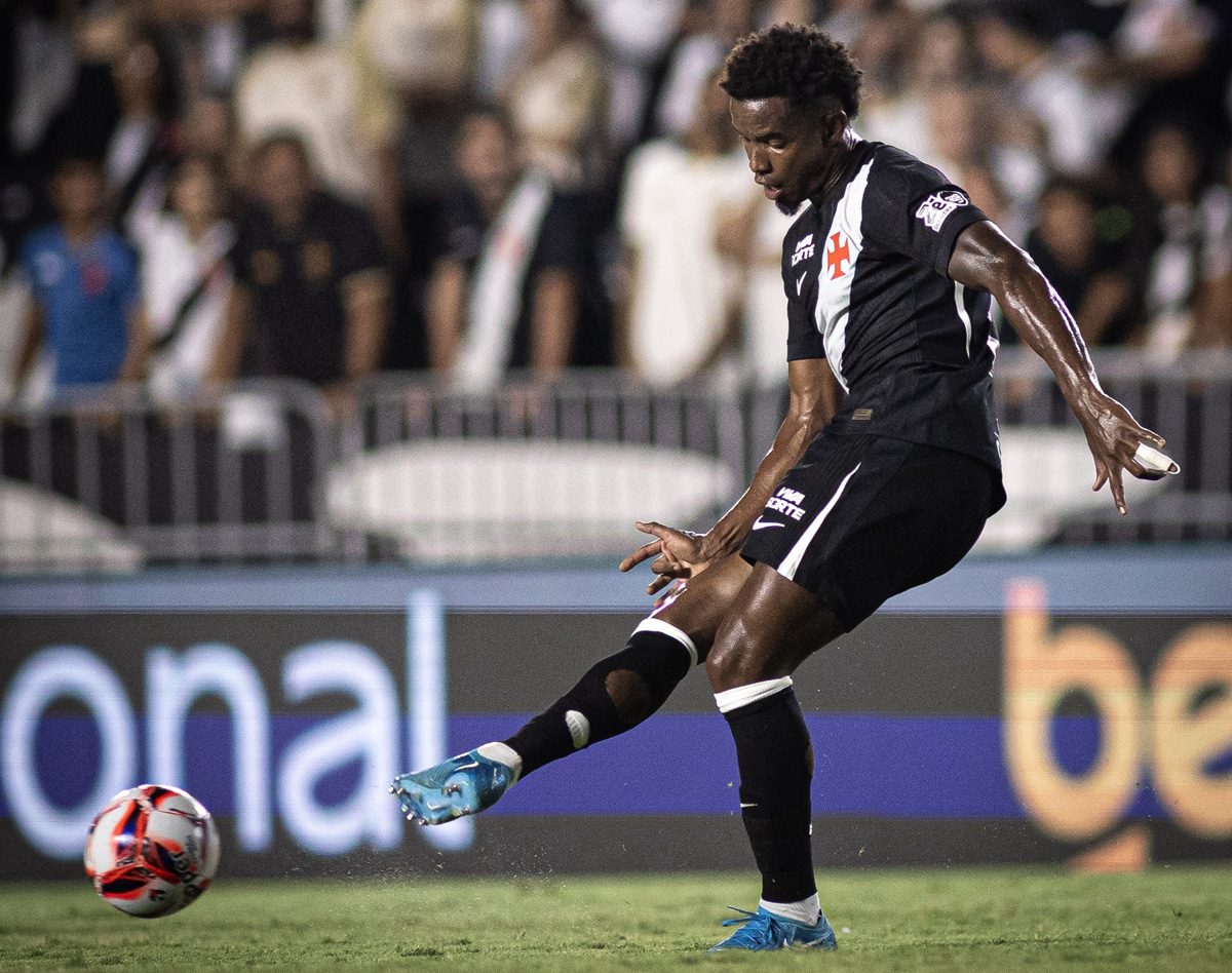 Quem entra e como o time deve se organizar Vasco vai a campo sem Thiago Mendes e