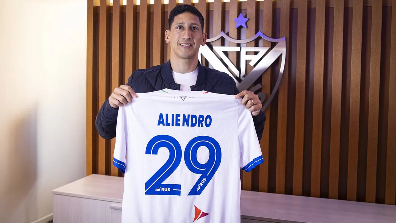 R. Aliendro com a camisa 29 do Velez Sarsfield em partida da Copa Libertadores