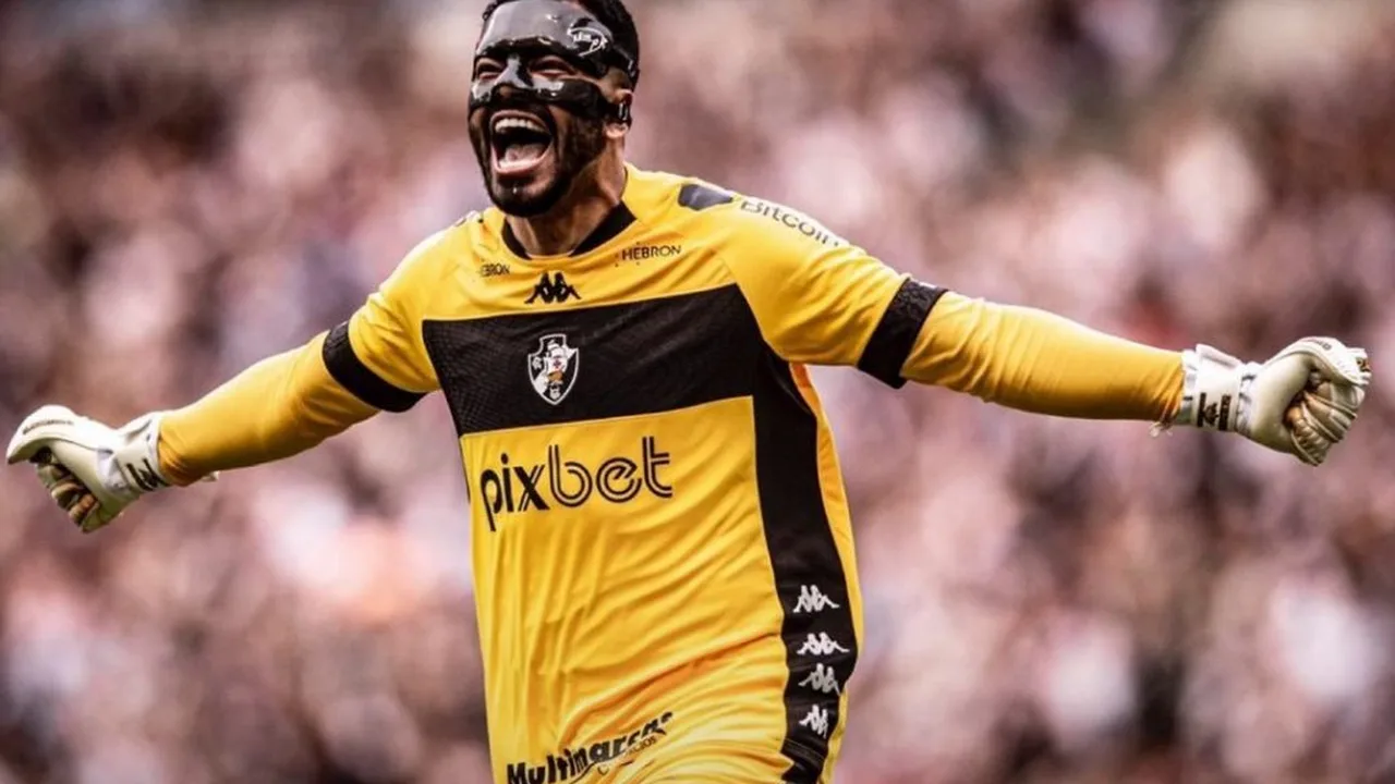 Thiago Rodrigues, goleiro do Goiás com a camisa número 1, em ação no Brasileirão Série A