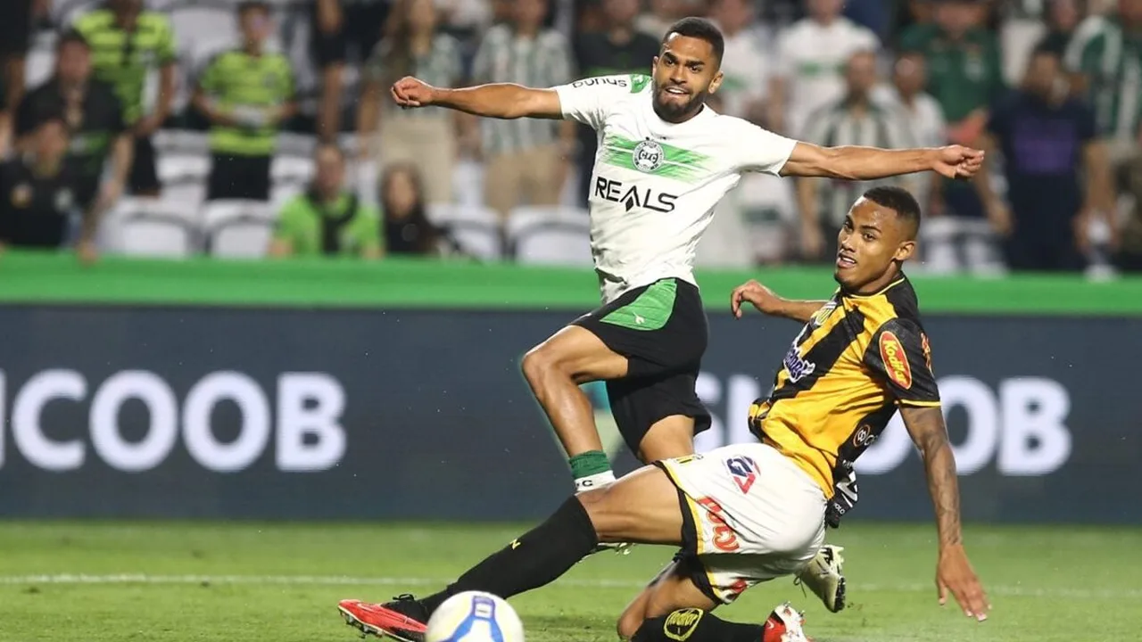 Leila Pereira em reunião de diretoria do Palmeiras com logo da Libra ao fundo