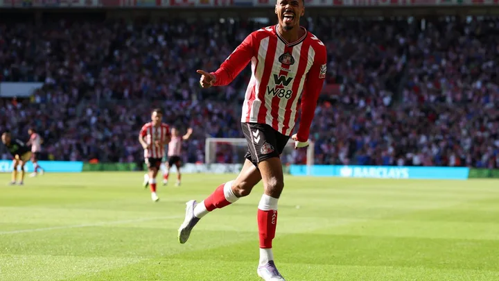 W. Isidor, atacante francês do Sunderland, número 18, em ação pela Premier League