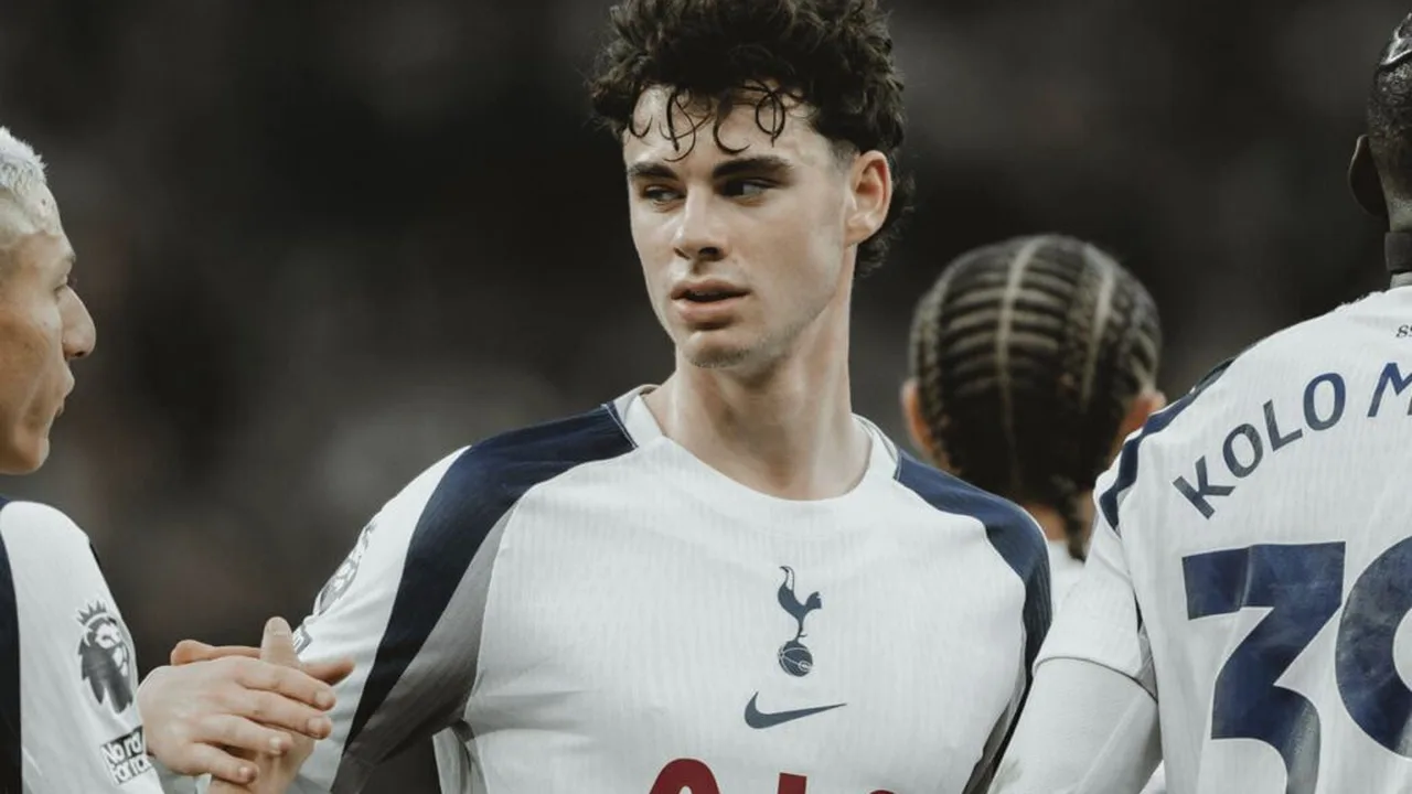 A. Gray, meia de 20 anos do Tottenham, em ação pela Champions League vestindo a camisa 14