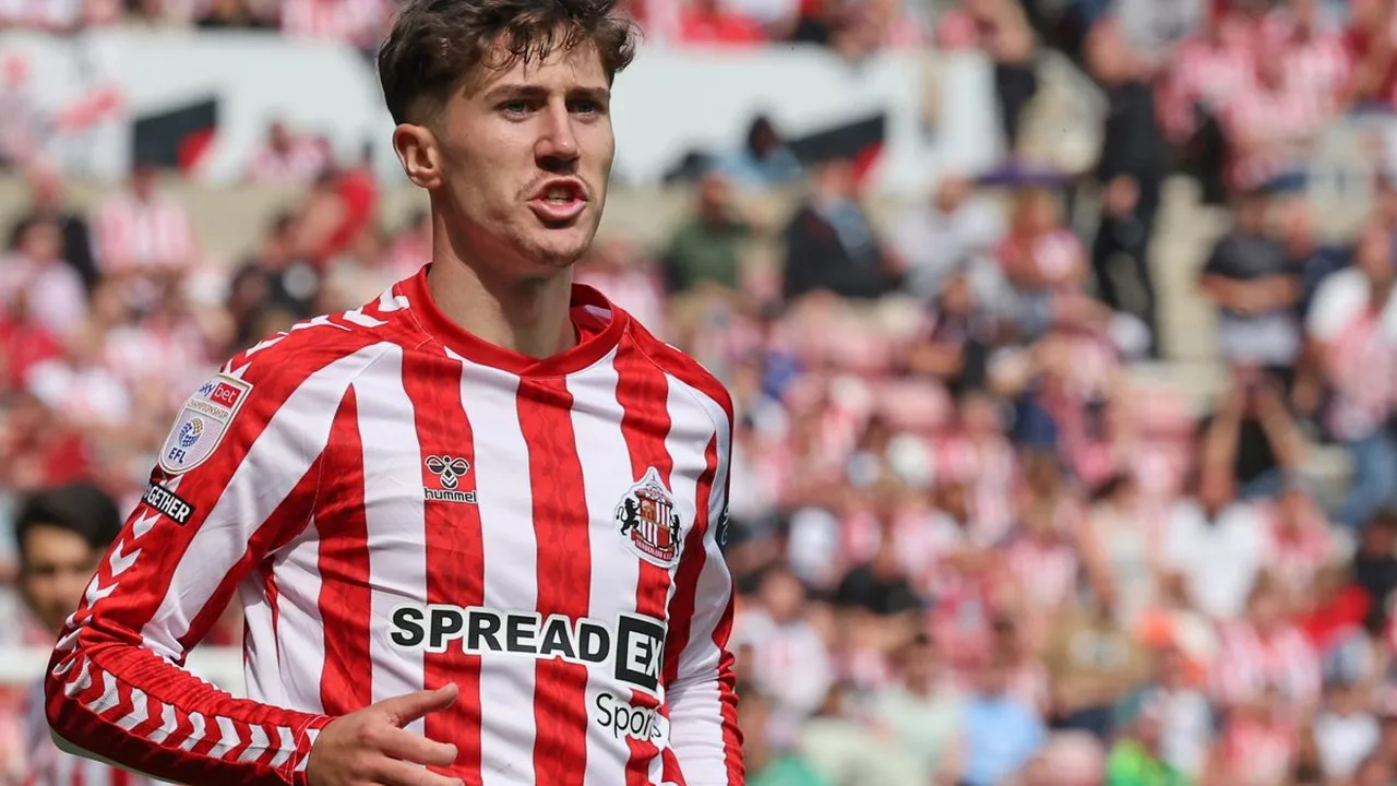T. Hume, zagueiro do Sunderland, com a camisa 32 em ação na Premier League