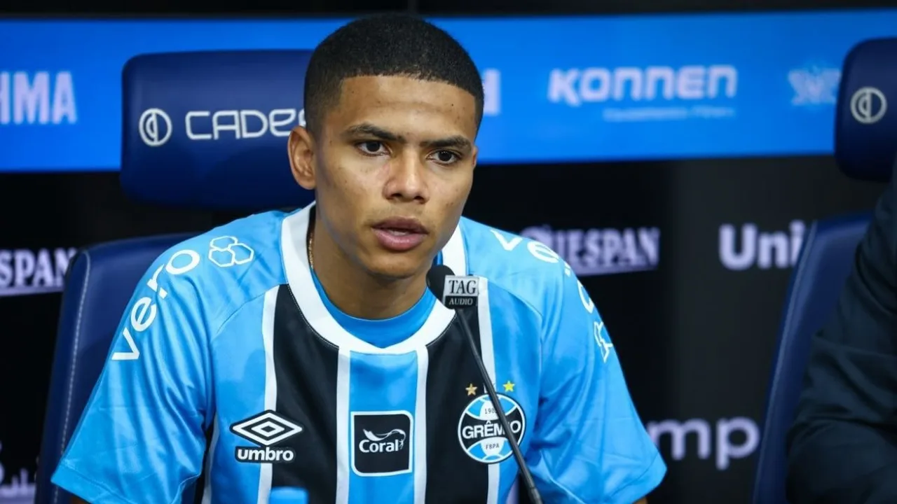 J. Enamorado, atacante do Grêmio, em ação durante partida pelo Brasileirão Série A