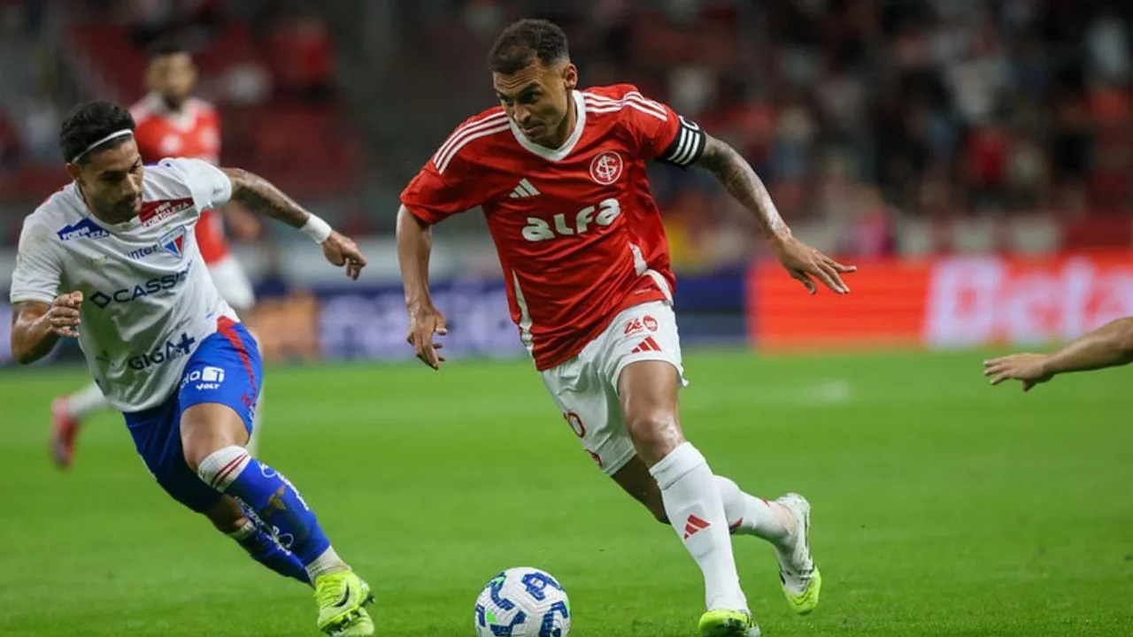 Filipe Luís em campo analisando jogada durante partida do Flamengo no Maracanã