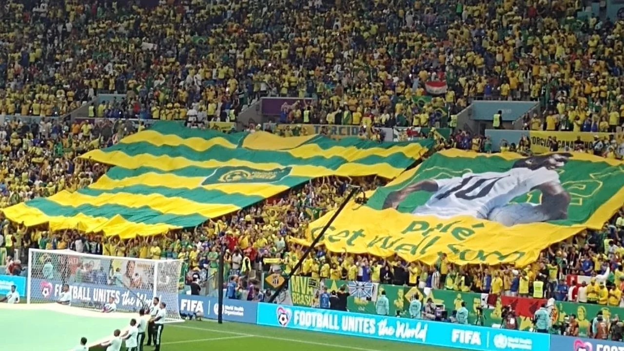 Jogadores iranianos em campo durante Copa do Mundo com bandeiras dos EUA ao fundo nas arquibancadas