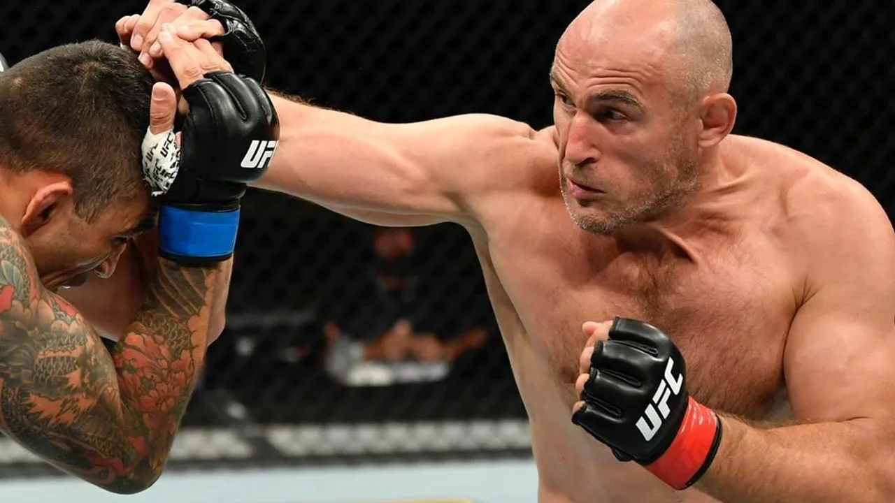 Khamzat Chimaev e Sean Strickland se encarando na pesagem do UFC 328, cinturão dos médios em disputa