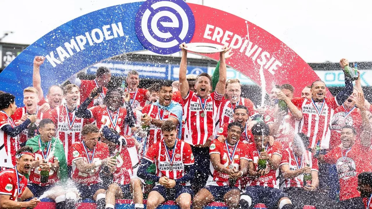 Estádio holandês com jogadores em campo e documentos de passaporte sobrepostos em montagem sobre a Eredivisie