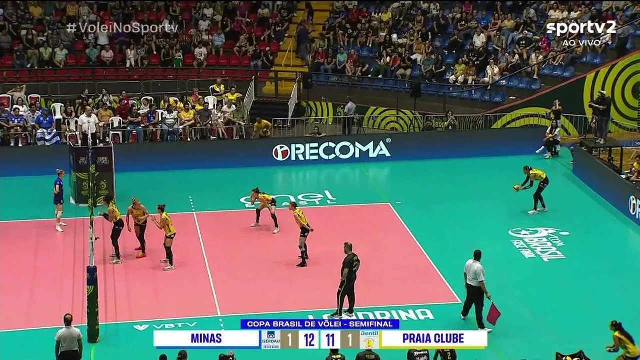 Centrais Thaisa e Carol se posicionando para bloqueio duplo em jogo da Superliga feminina