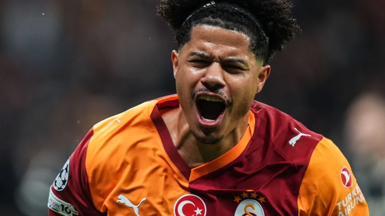 Gabriel Sara comemorando gol com a camisa do Galatasaray no RAMS Park em Istambul
