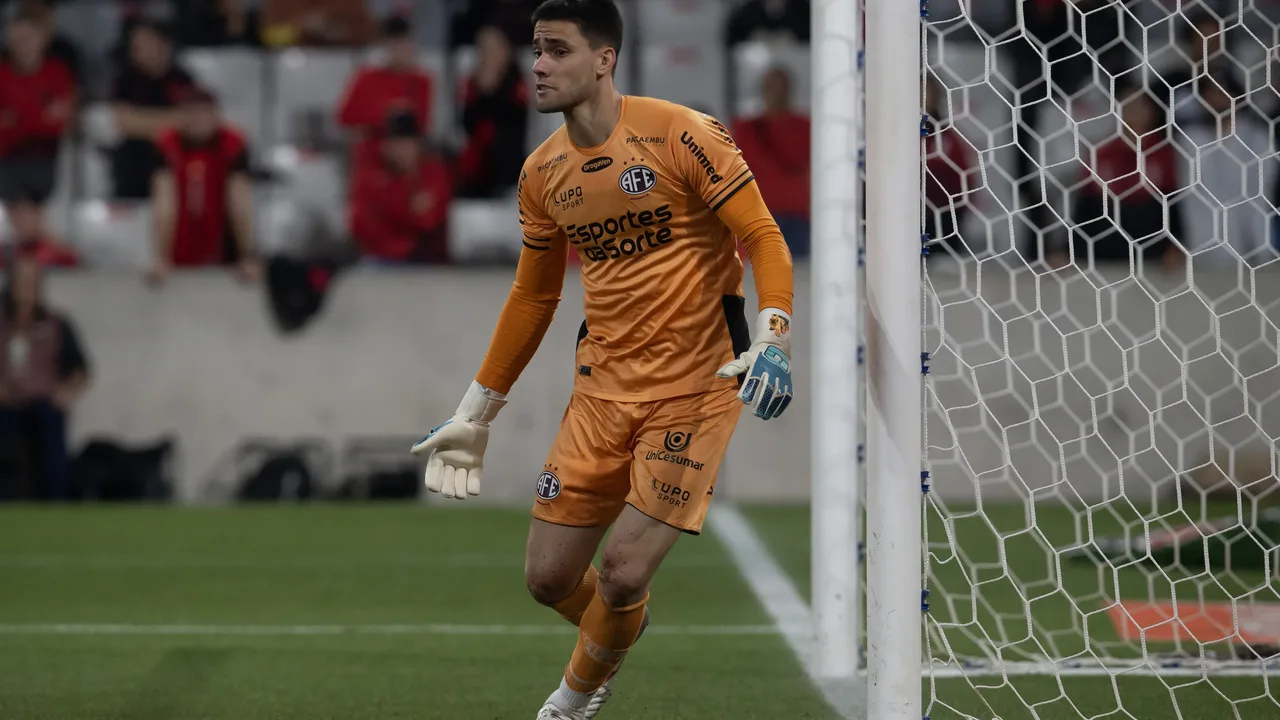 Goleiro da Ferroviária defendendo pênalti na Arena Fonte Luminosa durante semifinal da Série A2 do Paulistão