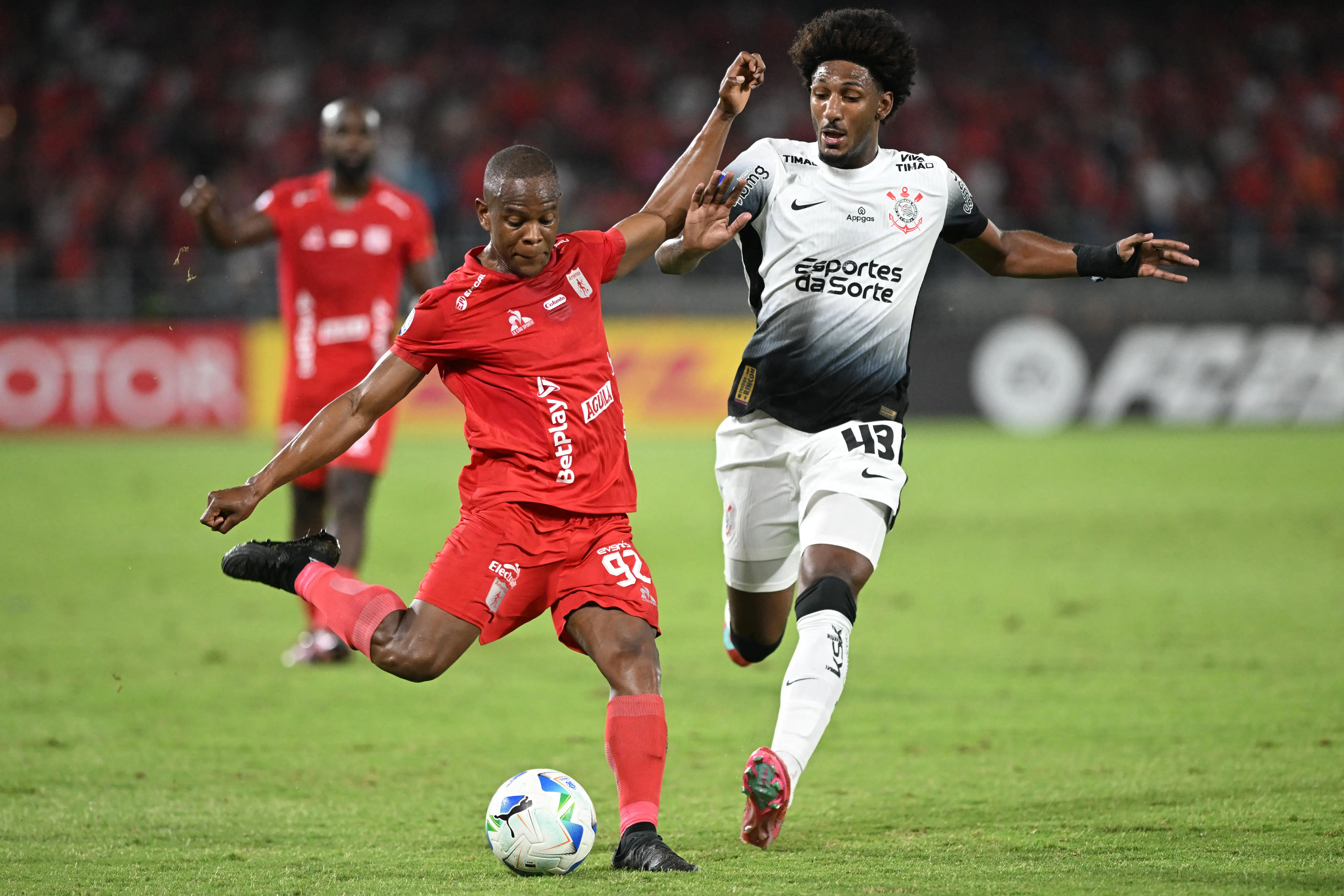 Cartões e tensão no fim do primeiro tempo Tigre vence América de Cali por 2 a 0