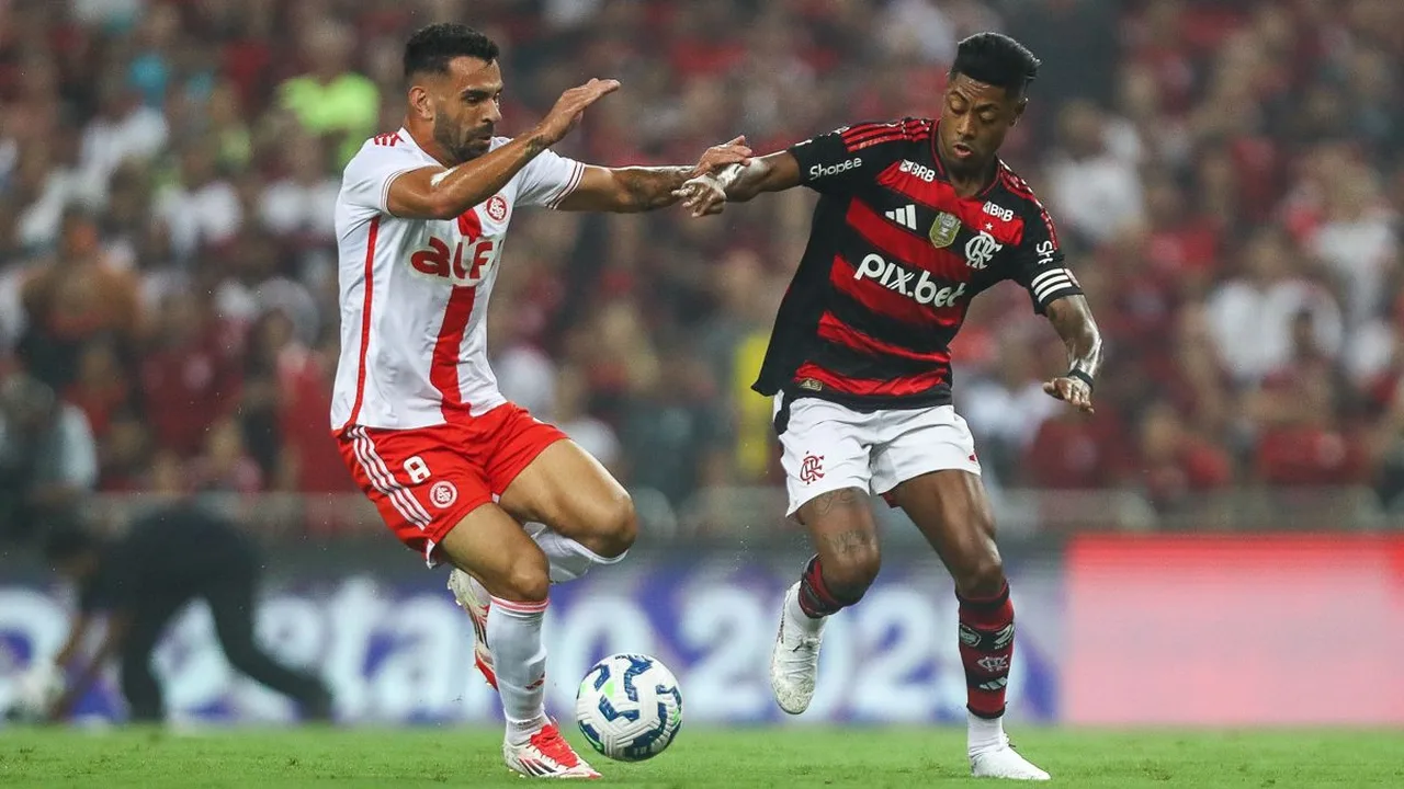 Torcidas de Vasco e Flamengo frente a frente no Maracanã durante clássico carioca pelo Brasileirão