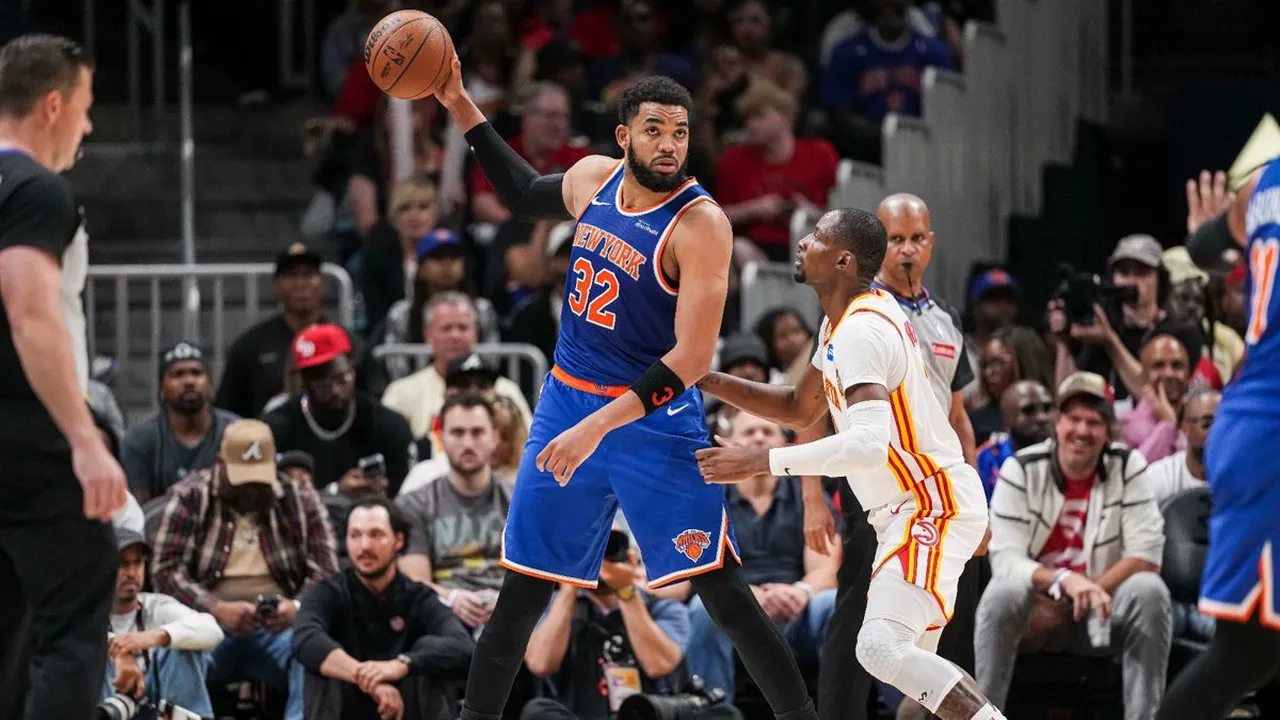 Jogadores do New York Knicks comemorando vitória sobre o Atlanta Hawks na State Farm Arena nos playoffs da NBA