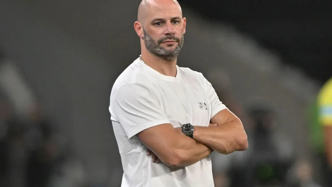 Fachada da Arena MRV com torcedores do Atlético-MG do lado de fora antes de uma partida