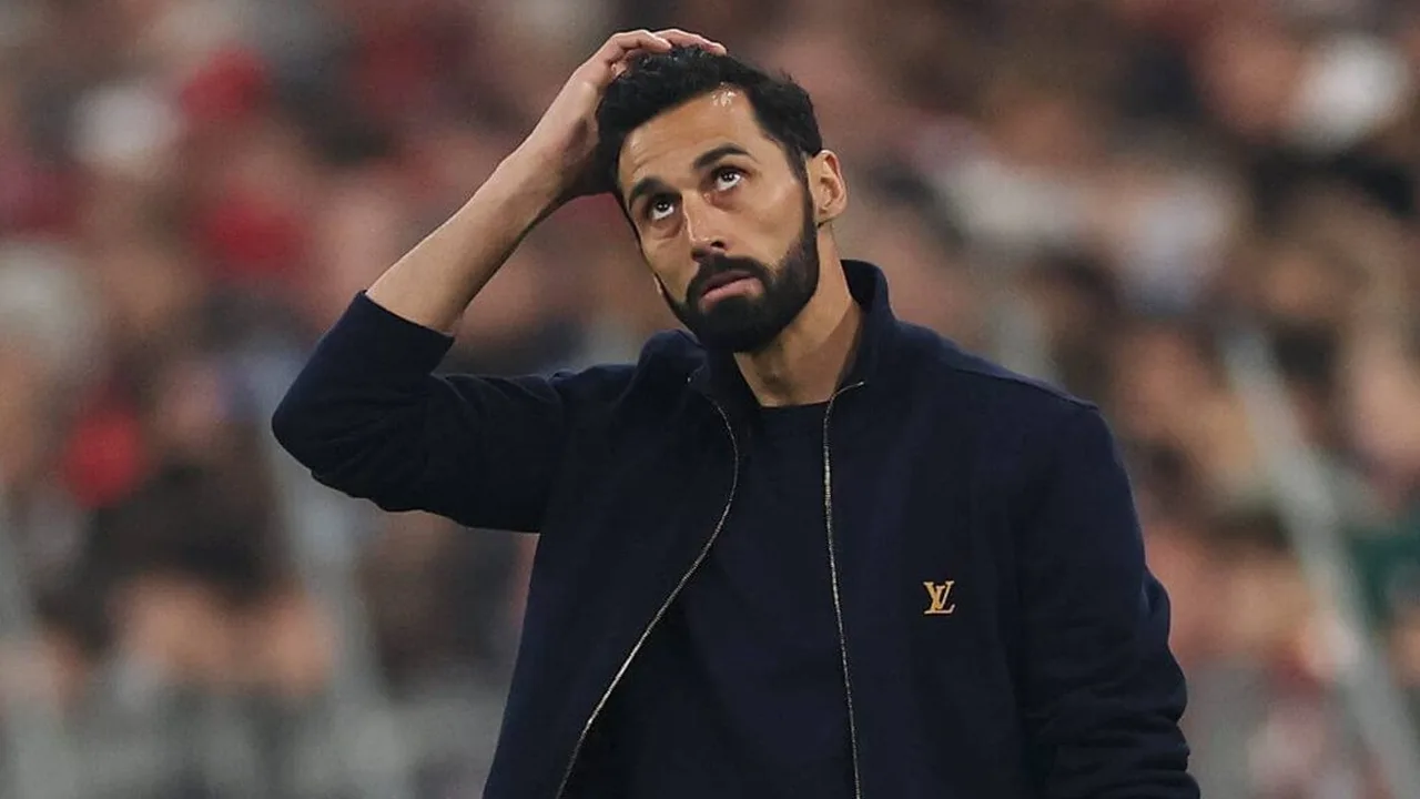 Álvaro Arbeloa no banco de reservas do Real Madrid durante partida na La Liga