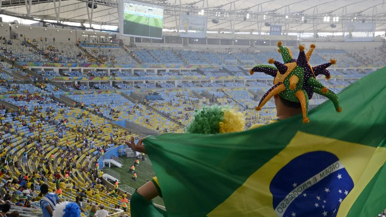 Torcedor assistindo jogo da Copa do Mundo em televisão 4K com logo da CazéTV na tela