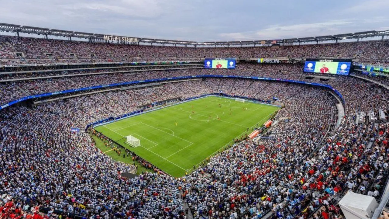 Torcedores brasileiros em fila para embarcar em trem rumo ao MetLife Stadium, New Jersey, Copa do Mundo 2026