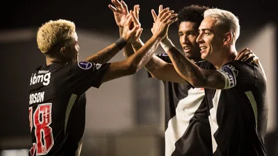 Adson marca gol e dá duas assistências contra o Olimpia e briga pela titularidade no Vasco