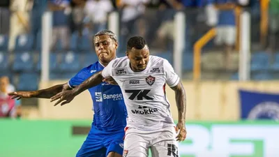Paulinho pode aparecer no banco contra o Santos após quase um ano fora