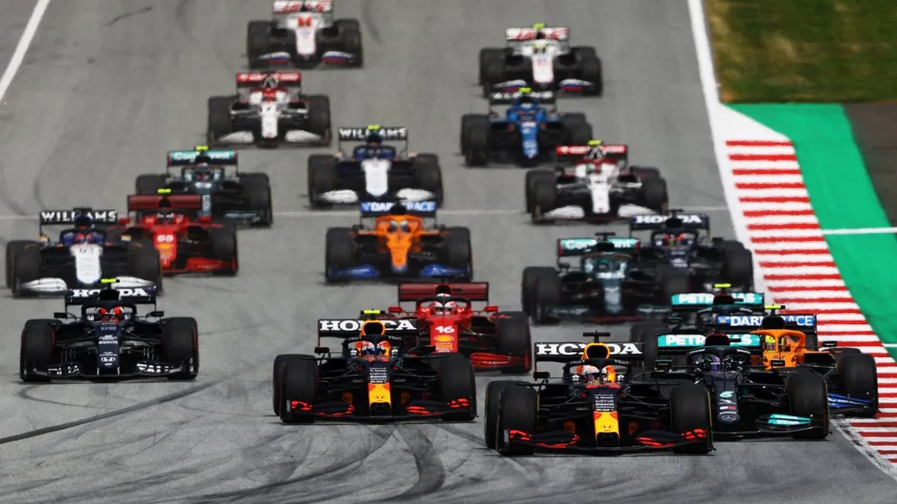 Carro da Red Bull em pit stop com asa traseira em destaque no Autodrome Internacional de Miami