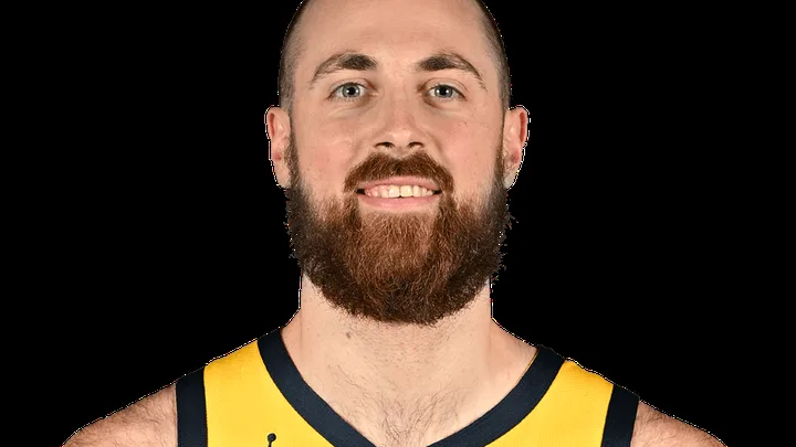 Jay Huff, pivô número 30 do Indiana Pacers, em ação durante partida da NBA